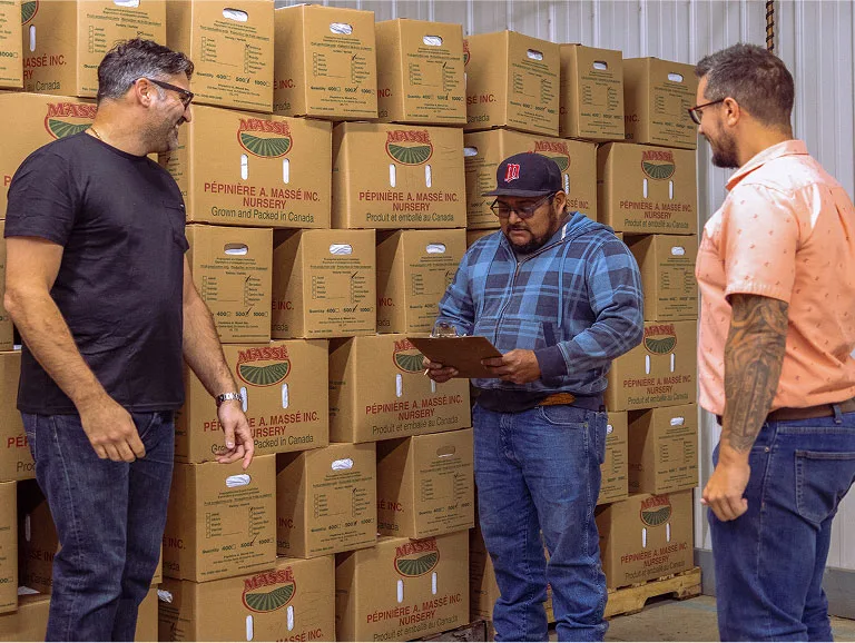 Travailleurs dans un entrepot.