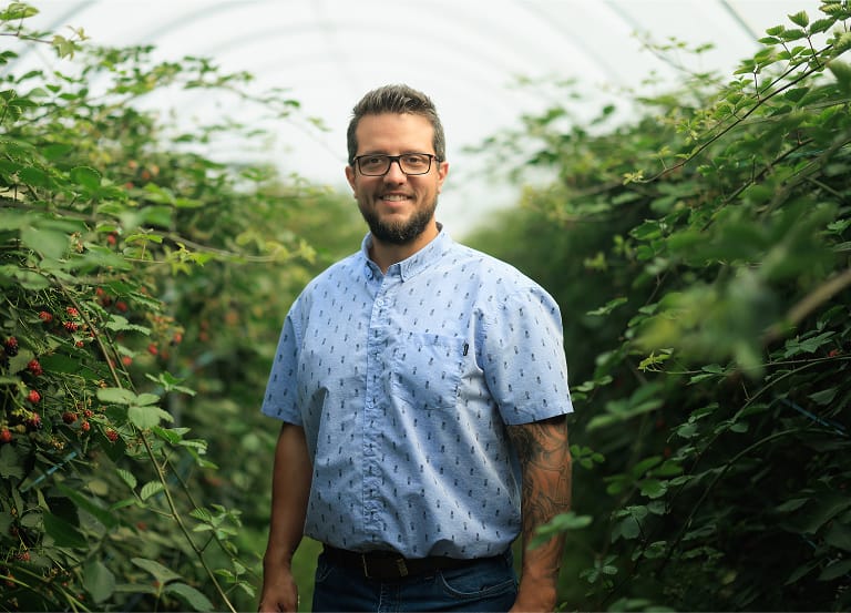 Un homme dans une serre.