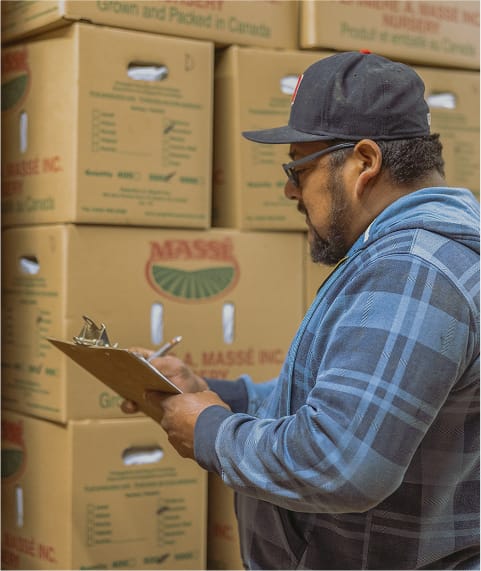 Travailleurs effectuant un suivi.